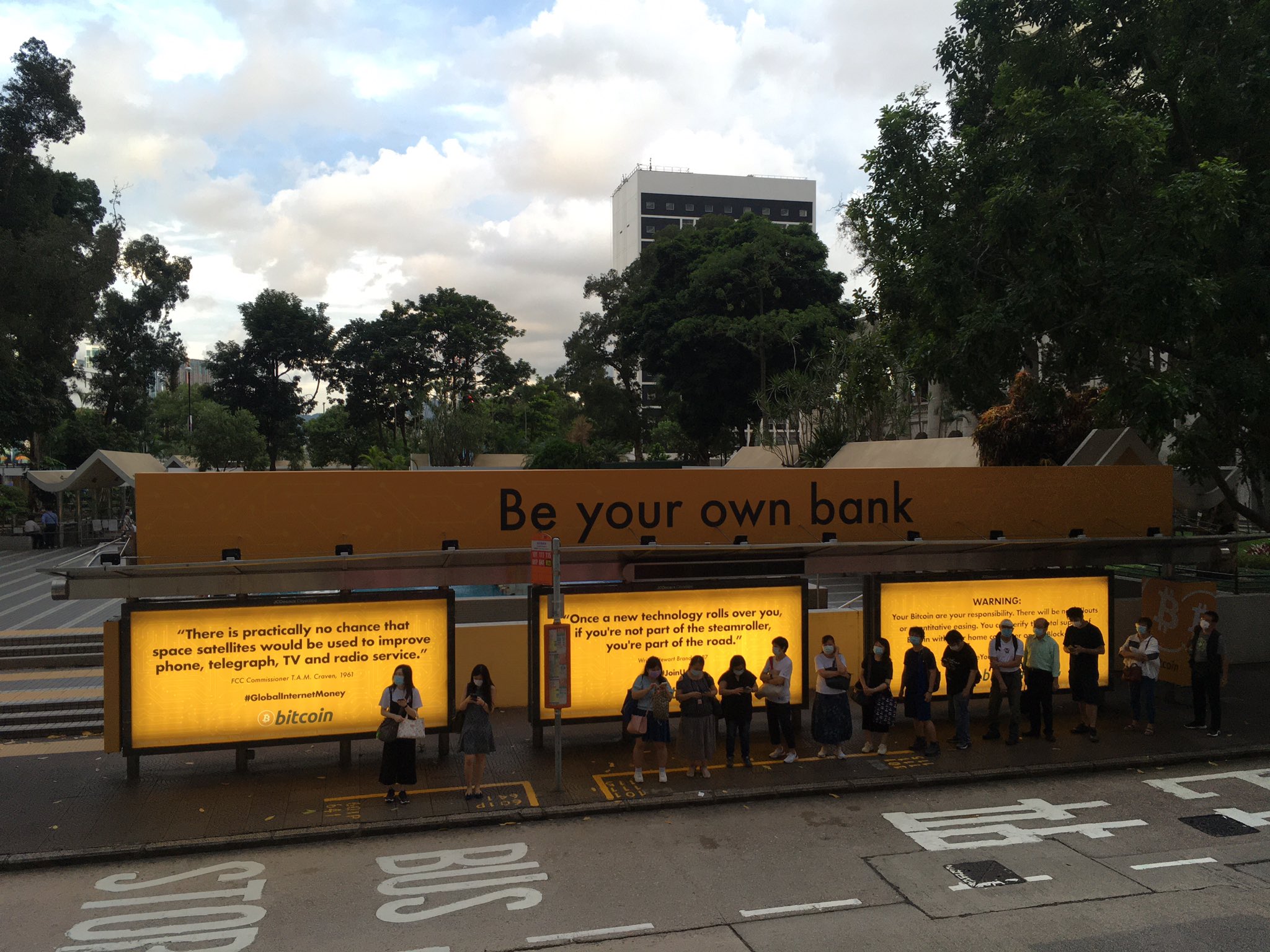 Quảng cáo Bitcoin được dán khắp các xe điện ở Hồng Kông và gần các ngân hàng