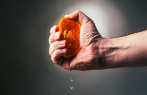 Hầu hết tỷ lệ tài trợ Bitcoin trên các sàn giao dịch Futures hiện đang âm làm tăng khả năng short squeeze
