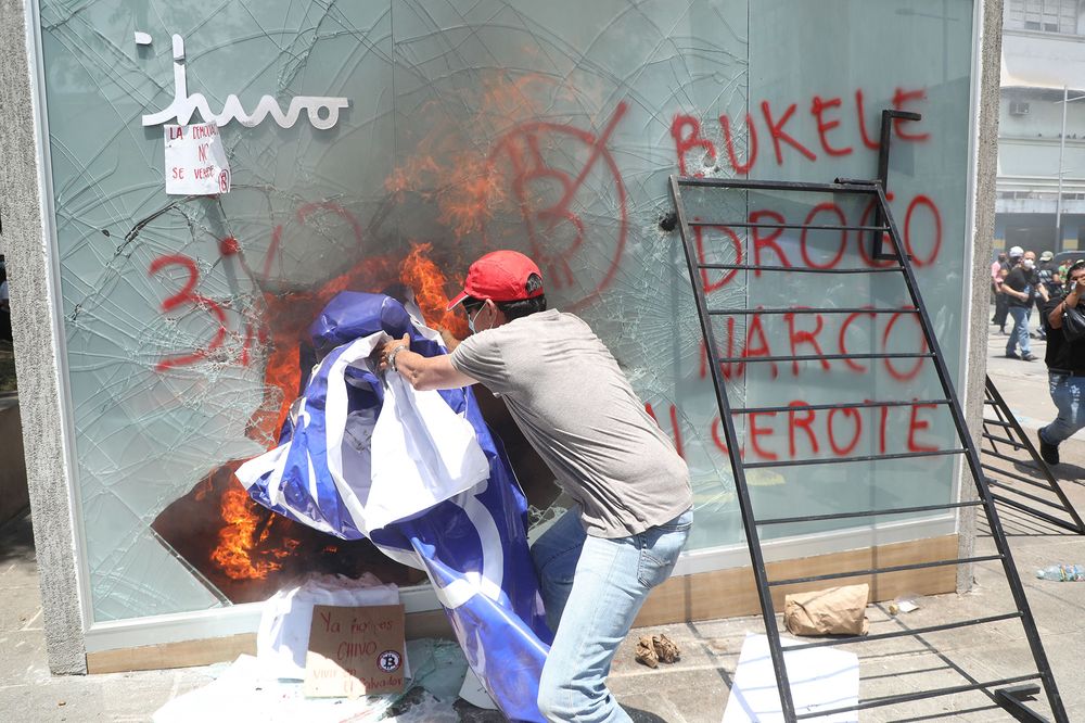 Các cuộc biểu tình phản đối Bitcoin leo thang vào Ngày quốc khánh El Salvador