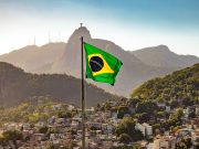 Brazil chính thức ký luật thuế tiền điện tử ở nước ngoài
