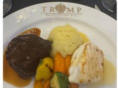 Việc Trump sử dụng con dấu của tổng thống tại sự kiện memecoin làm dấy lên những câu hỏi pháp lý