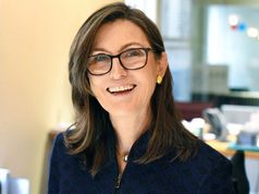 Cathie Wood: Lý do khiến nhà đầu tư ồ ạt unstake ETH